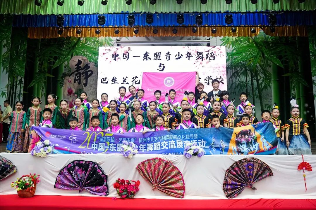 中国师生走进马来西亚巴生兰花园华小，是参访交流，更是寻亲共叙！
